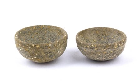 COPPIA DI COPPETTE PORTA UNGUENTI IN SCISTO<br>Mesopotamia, II - I millennio a.C.