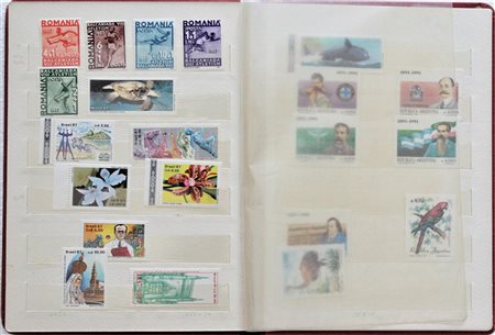 RACCOLTA FRANCOBOLLI: Raccoglitore di francobolli vari, provenienti da tutto...