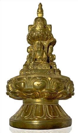 Scultura cinese in bronzo dorato di stupa con quattro piccoli Buddha su...