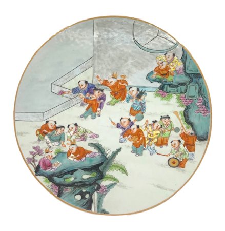 Antica placca cinese circolare in porcellana a smalti famiglia rosa, decorata...