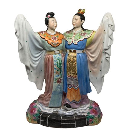 Statua cinese in pasta bianca con decoro policromo raffigurante due...