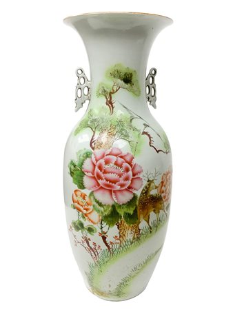 Vaso in porcellana cinese raffigurante sul fronte decorazione floreale, sul...