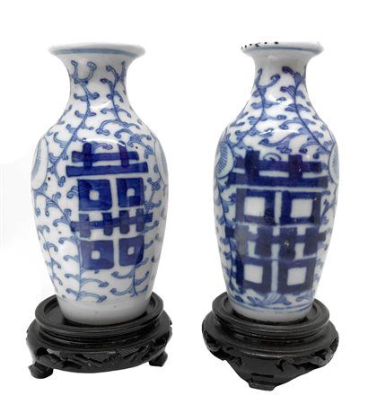 Coppia di vasi in porcellana, Cina (Manciuria), XVII secolo. In un vaso...