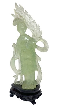 Statuetta cinese in giada di colore verde chiaro raffigurante Guanine....