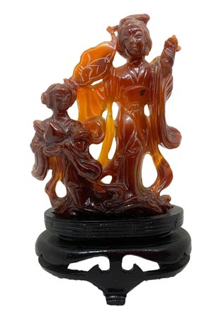 Statuetta cinese in corniola di colore bruno raffigurante “Maternità”...