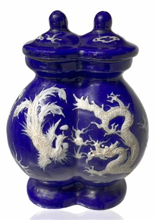 Vaso cinese doppio, blu con decorazione a rilievo di draghi in entrambi i...