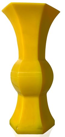 Vaso in vetro di colore giallo, Cina, XX secolo. Di sottile spessore a...