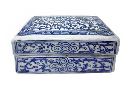 Scatola in porcellana decorata nei toni del blue. Cina, XX secolo. Cm 12 x 9...