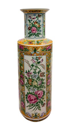 Vaso cinese in porcellana raffigurante scene di genere e motivi floreali,...