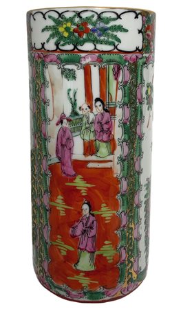 Vaso in porcellana raffigurante scene di genere, Cina, XX secolo. Marchio...