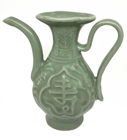 Versatoio celadon con delicata decorazione a rilievo, Cina, XX secolo. Cm...