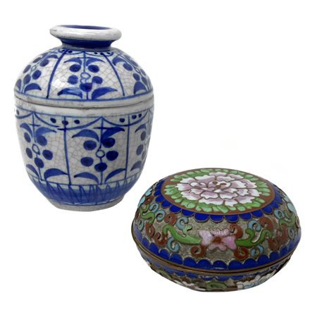 Piccolo vaso cinese con coperchio decorato (Thai) e scatolina porcellanata...
