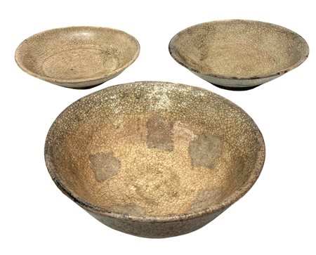 Tre ciotole in ceramica parzialmente invetriate, periodo “Anname”...