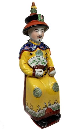Scultura di dignitario in porcellana con decorazione policroma, Cina, XX...