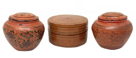 Gruppo di 3 scatole cinese in bambù laccate in rosso finemente decorate su...