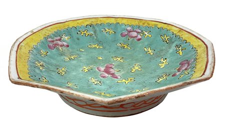 Alzata cinese in porcellana nello stile cantonese, decorata all’interno....