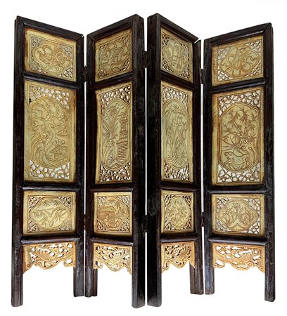 Paravento da tavolo in osso decorato e lavorato a traforo. Cina. Cm H 34,...