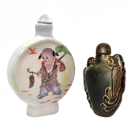 Due snuff, tabacchiere con coperchio. Una in porcellana Jingdezhen ed una in...