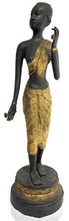 Statua in metallo di donna con fiore tra le dita, doratura nel vestito....