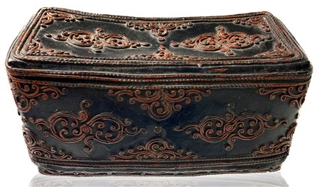 Scatola in bamboo laccato in nero e decorato finemente a rilievo con lacca...