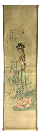 Rotolo di carta con figura di cortigiana e testi. Cina, XX secolo. Cm 130 x 35.