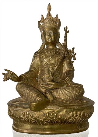 Scultura in bronzo di Padmasambhava seduto sul loto, Tibet, XX secolo. Vajra...