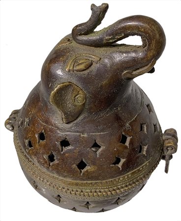 Incensiere in bronzo, coperchio con testa di elefante. India, XX secolo, cm...