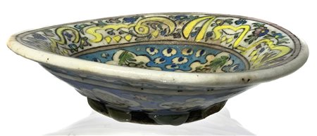 Piatto in ceramica, Persia XIX/XX secolo. Decorato all’interno ed esterno con...