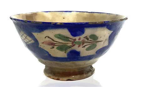 Ciotola, Persia. Decorata all’esterno con motivi floreali entro ampie linee...