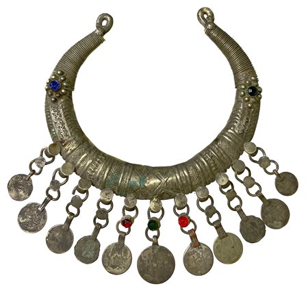 Collier in argento. Pakistan (Belucistan), XIX/XX secolo, cm 23 x 19.