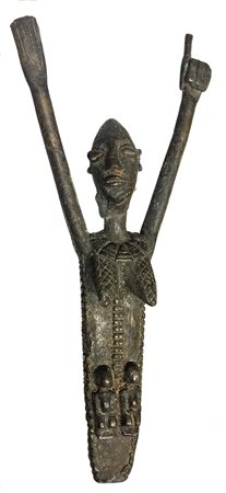 Scultura in bronzo di donna con coppia primordiale in grembo. Mali, XX...
