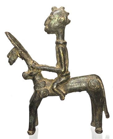 Scultura in bronzo di cavaliere. Burkina Faso, XIX/XX secolo. H cm 13x11x2.