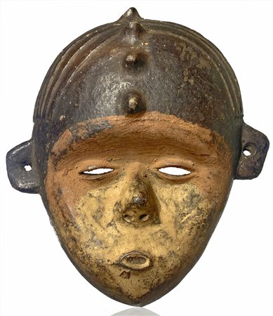 Maschera ornamentale in terracotta kimbu, pigmenti nero, marrone ed ocra....