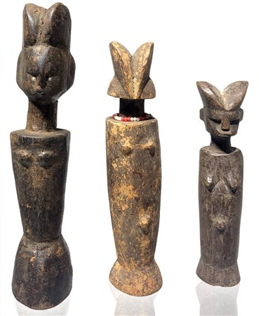 Bambole in legno zaramo/kwer. Tanzania, XX secolo. H cm 23x20x17.
