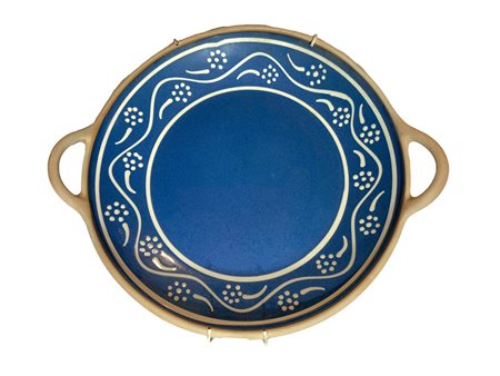 Scodella con manici, Tunisia. Decorata con fiori bianchi su sfondo azzurro....