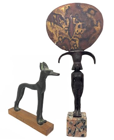 Specchio in ferro e statuetta in ferro raffigurante cane. Cm 28 e cm 15....