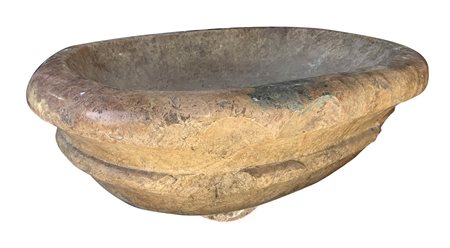 Acquasantiera in marmo, frammento parte superiore, XVI secolo. H Cm 30. Cm 75x54