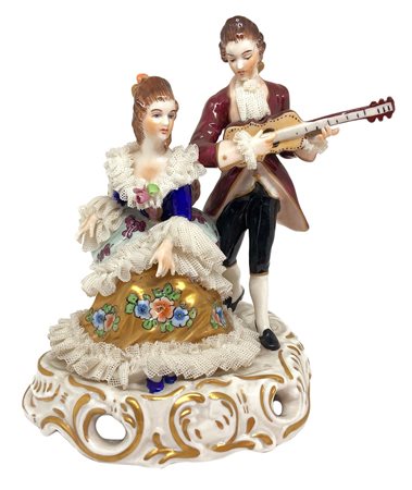 Statua in porcellana di Capodimonte raffigurante coppia con chitarra. H cm...