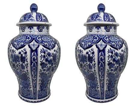 Coppia di vasi in maiolica a potiche Delft, XX secolo. Cm 30