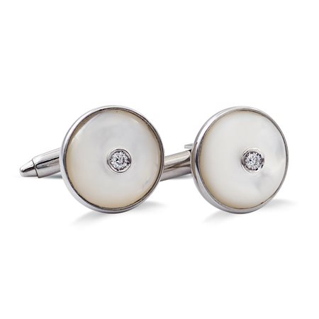 Gemelli di forma circolare in oro bianco 18kt.peso 6,4 gr.madreperla centrata...