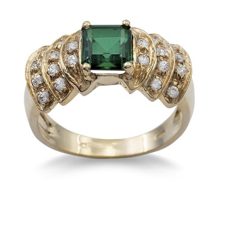 Anello in oro giallo 18kt con tormalina verdepeso 5,5 gr.taglio carré, ai...