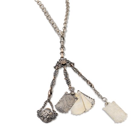 Collana chatelaine vittorianaXIX Sec.peso 53,6 gr.realizzata in metallo e oro...