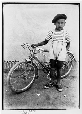 Seydou Keïta (1921-2001), Bambino con bicicletta, 1998
