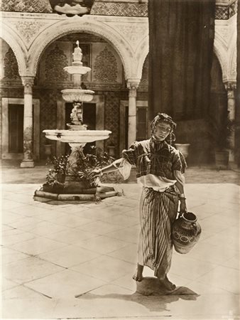 LEHNERT AND LANDROCK Ragazza con vaso 1900 ca.

Stampa fotografica vintage alla