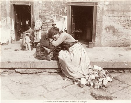 FRATELLI ALINARI Venditrice di terraglie 1870 ca.

Stampa fotografica vintage al