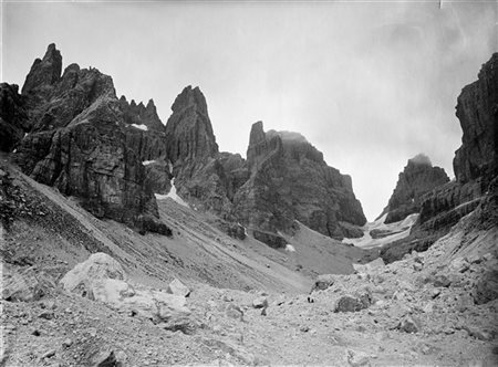 Vittorio Sella Massiccio del Brenta con due alpinisti in primo piano 1890 ca.

S