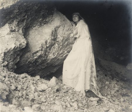 Frantisek Dritkol Ritratto nella grotta 1920 ca.

Stampa fotografica vintage all