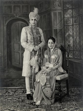 Maharani of Pratapgarh, wife of Ram Singhji II. 1949 ca.

Stampa fotografica vi