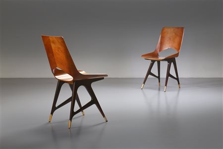 DOMUS NOSTRA  - Coppia di sedie modello Uni Bologna anni '50. (2)
.