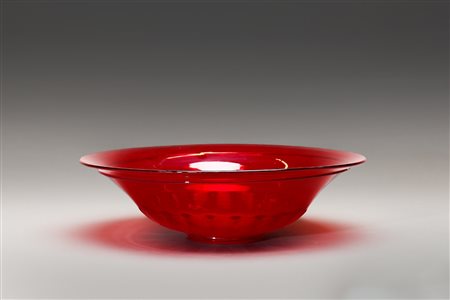  ZECCHIN & MARTINUZZI - Bacile in vetro trasparente color rosso decorato a mezza stampatura. Base e filamento applicato in vetro rosso. Prima metà anni ’20.
